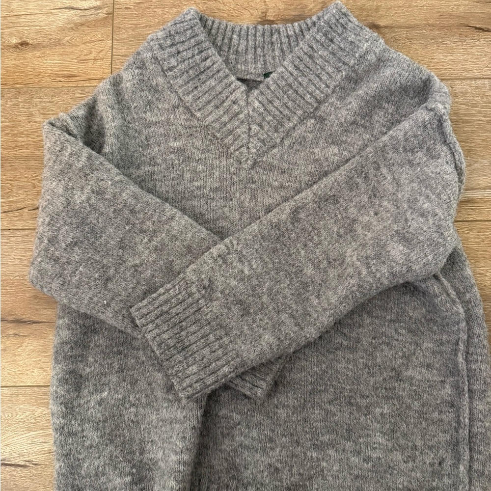 Wild Fable Gray V-Neck Women’s Sweater